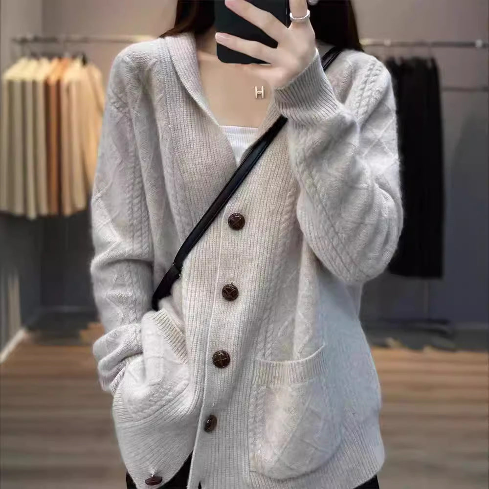 Damen Strickcardigan mit eleganter Struktur und großen Holzknöpfen Mirla-Eva Jonsson
