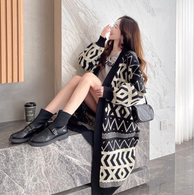 Damen Strickcardigan mit geometrischem Muster und knöpfbarem Design Mirla-Eva Jonsson