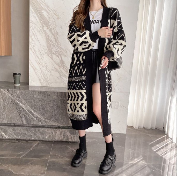 Damen Strickcardigan mit geometrischem Muster und knöpfbarem Design Mirla-Eva Jonsson