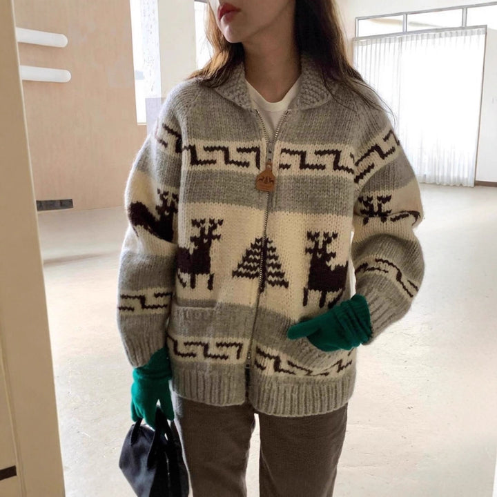 Damen Strickjacke mit auffälligem Rentier-Muster und hochwertiger Verarbeitung Mirla-Eva Jonsson