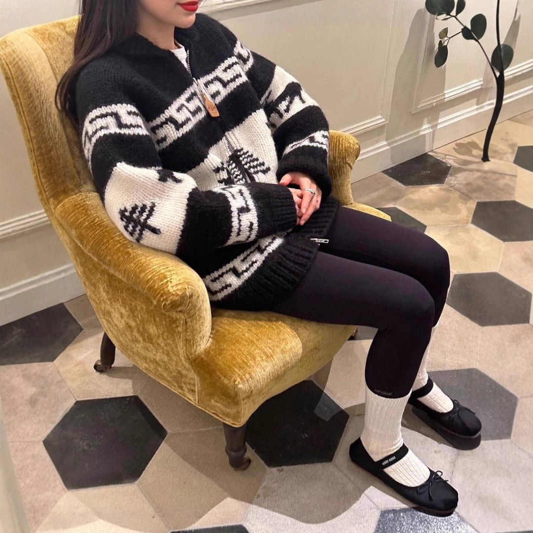 Damen Strickjacke mit auffälligem Rentier-Muster und hochwertiger Verarbeitung Mirla-Eva Jonsson