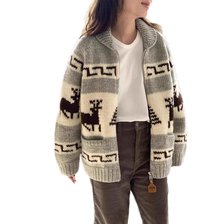Damen Strickjacke mit auffälligem Rentier-Muster und hochwertiger Verarbeitung Mirla-Eva Jonsson