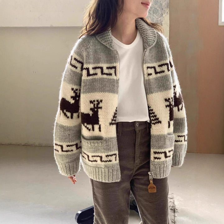 Damen Strickjacke mit auffälligem Rentier-Muster und hochwertiger Verarbeitung Mirla-Eva Jonsson