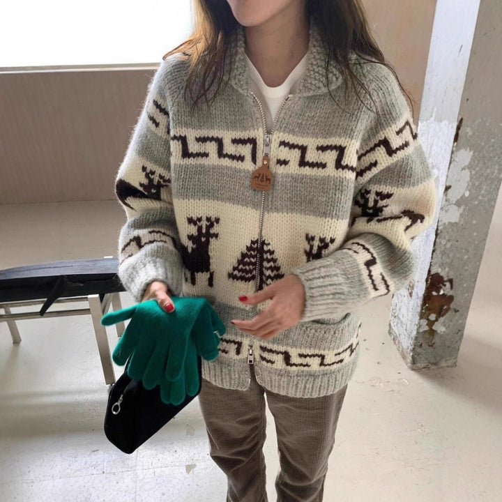 Damen Strickjacke mit auffälligem Rentier-Muster und hochwertiger Verarbeitung Mirla-Eva Jonsson