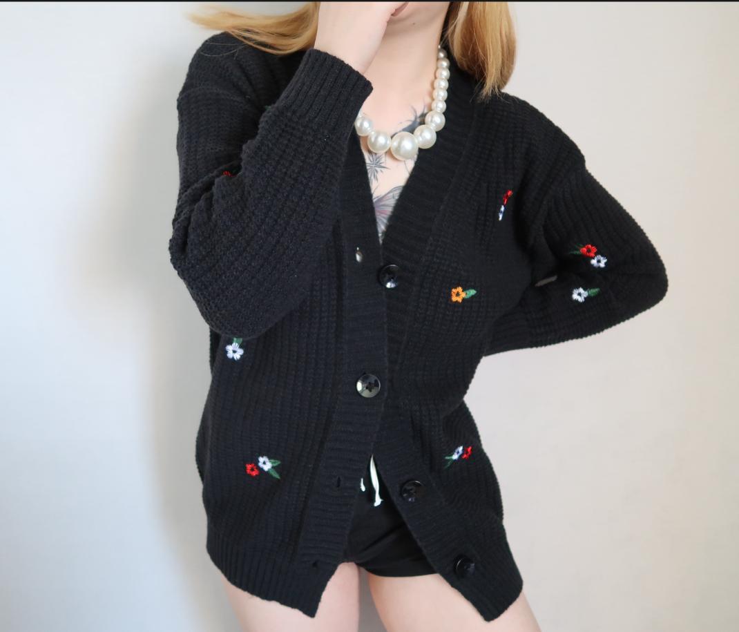 Damen Strickjacke mit buntem Blumenstickereien Mirla-Eva Jonsson