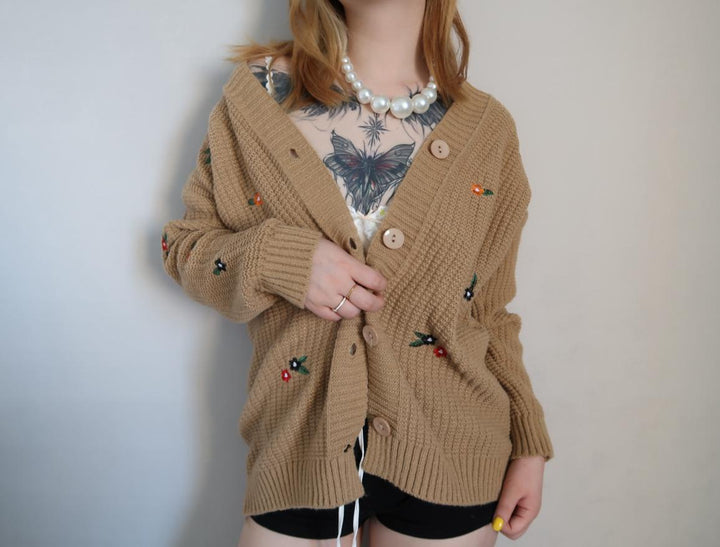Damen Strickjacke mit buntem Blumenstickereien Mirla-Eva Jonsson