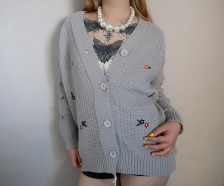 Damen Strickjacke mit buntem Blumenstickereien Mirla-Eva Jonsson