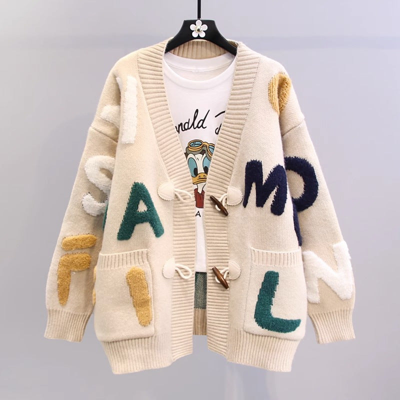 Damen Strickjacke mit buntem Buchstabenmotiv und praktischen Taschen Mirla-Eva Jonsson