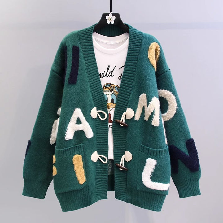 Damen Strickjacke mit buntem Buchstabenmotiv und praktischen Taschen Mirla-Eva Jonsson