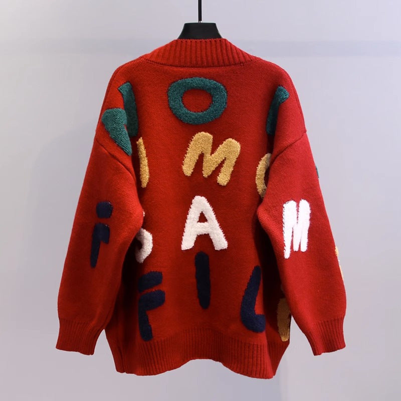 Damen Strickjacke mit buntem Buchstabenmotiv und praktischen Taschen Mirla-Eva Jonsson