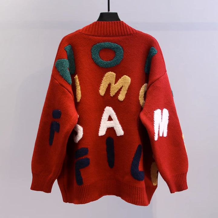Damen Strickjacke mit buntem Buchstabenmotiv und praktischen Taschen Mirla-Eva Jonsson