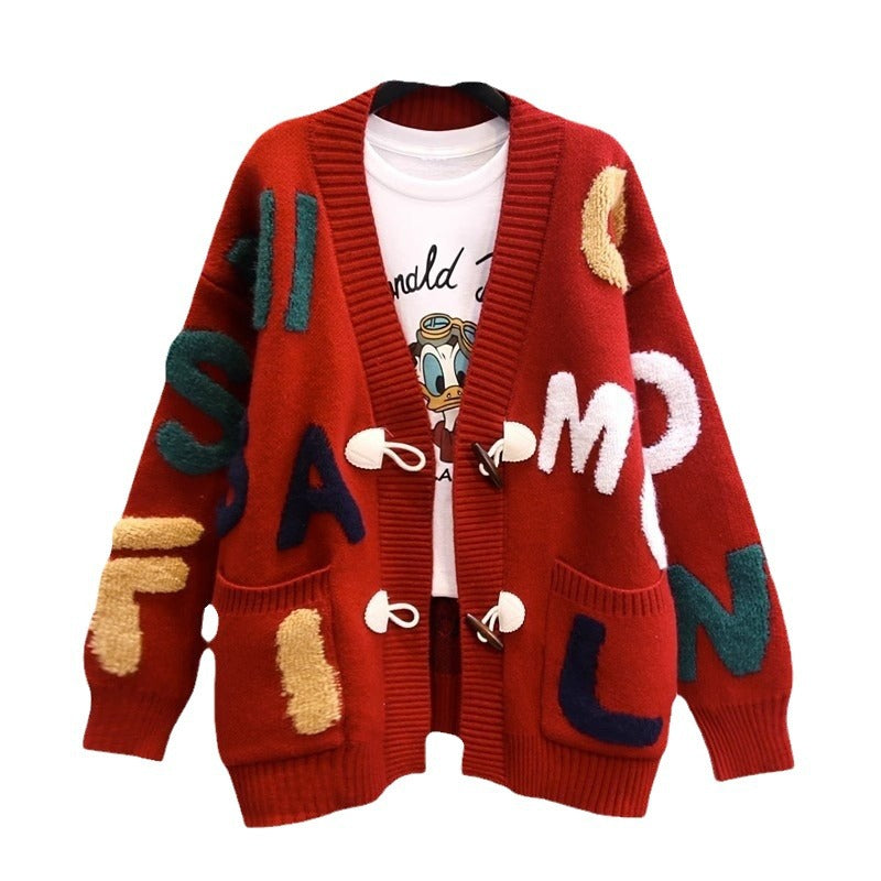 Damen Strickjacke mit buntem Buchstabenmotiv und praktischen Taschen Mirla-Eva Jonsson
