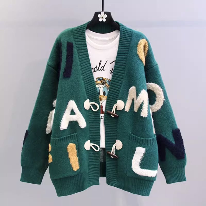 Damen Strickjacke mit buntem Buchstabenmotiv und praktischen Taschen Mirla-Eva Jonsson
