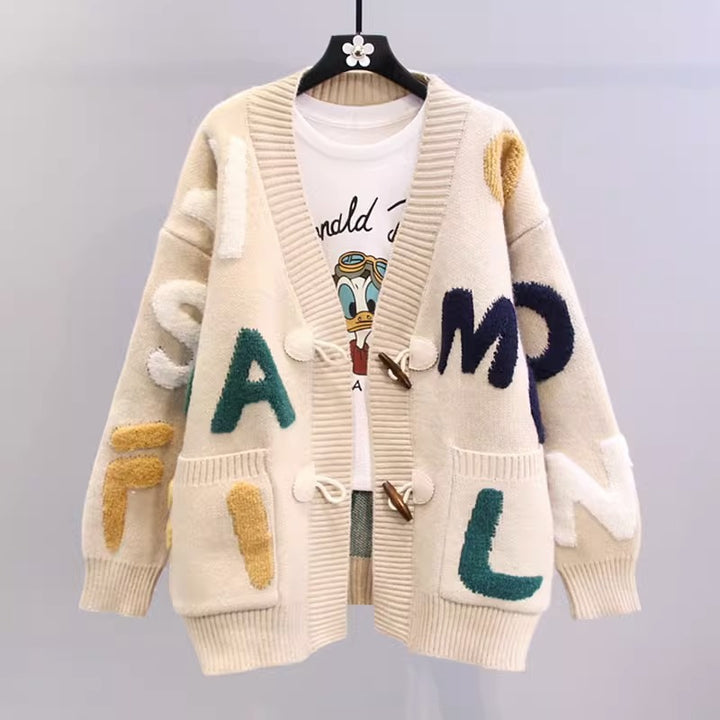 Damen Strickjacke mit buntem Buchstabenmotiv und praktischen Taschen Mirla-Eva Jonsson