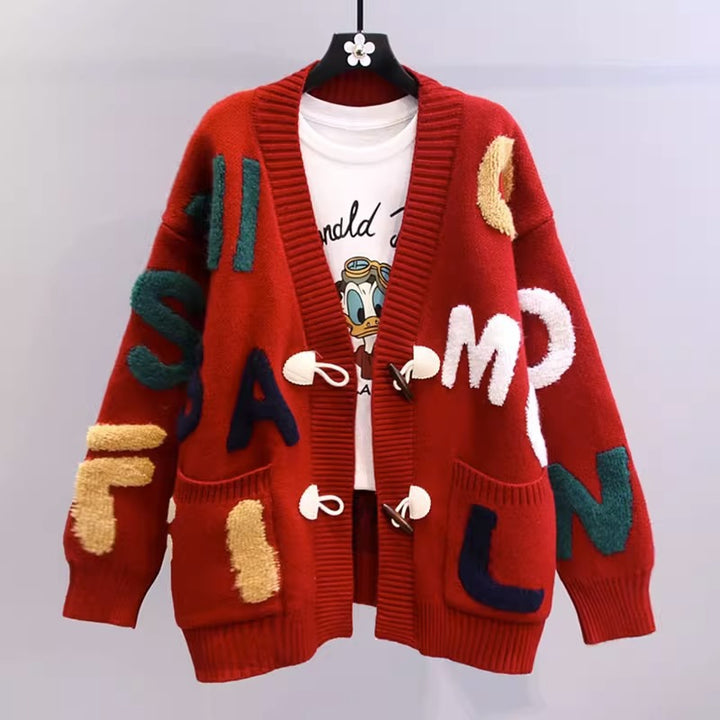 Damen Strickjacke mit buntem Buchstabenmotiv und praktischen Taschen Mirla-Eva Jonsson