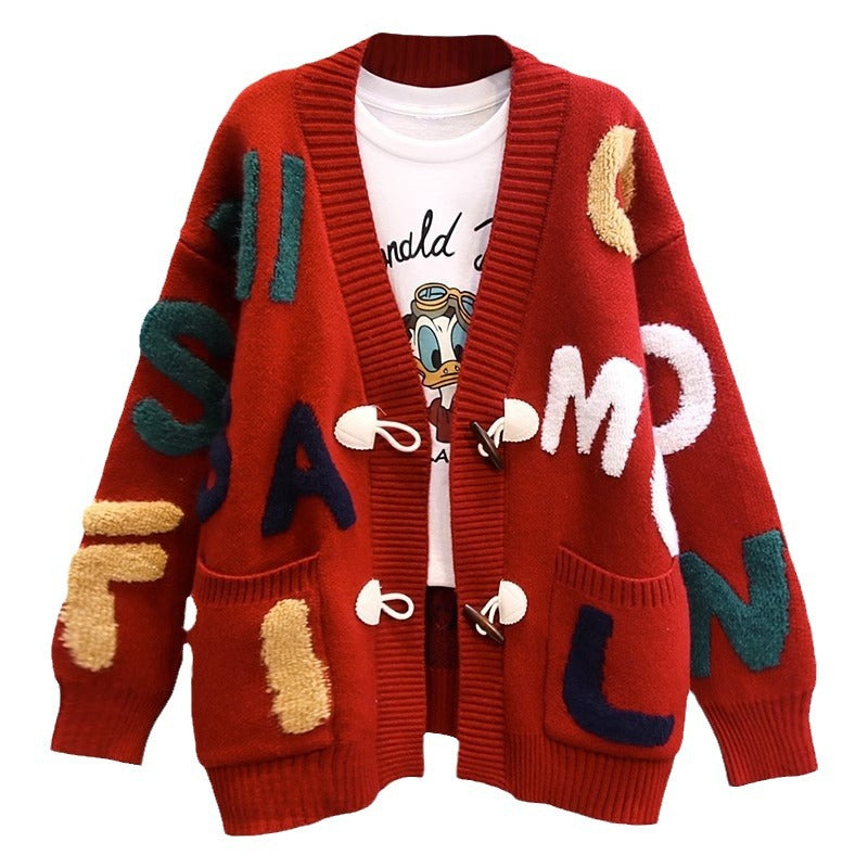 Damen Strickjacke mit buntem Buchstabenmotiv und praktischen Taschen Mirla-Eva Jonsson