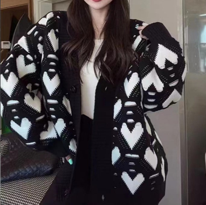 Damen Strickjacke mit einzigartigem Herzmuster und voluminösen Ärmeln Mirla-Eva Jonsson