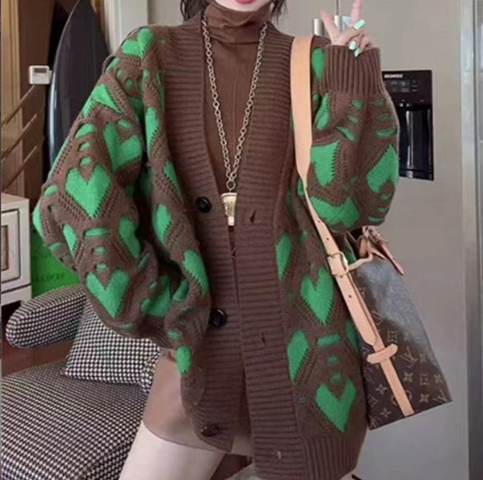 Damen Strickjacke mit einzigartigem Herzmuster und voluminösen Ärmeln Mirla-Eva Jonsson