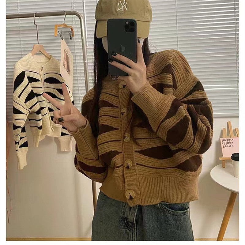 Damen Strickjacke mit einzigartigem Wellenmuster und goldenen Knöpfen Eva Jonsson-Eva Jonsson