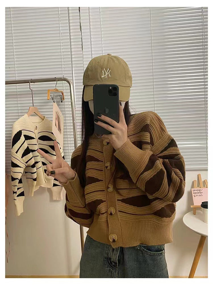 Damen Strickjacke mit einzigartigem Wellenmuster und goldenen Knöpfen Eva Jonsson-Eva Jonsson
