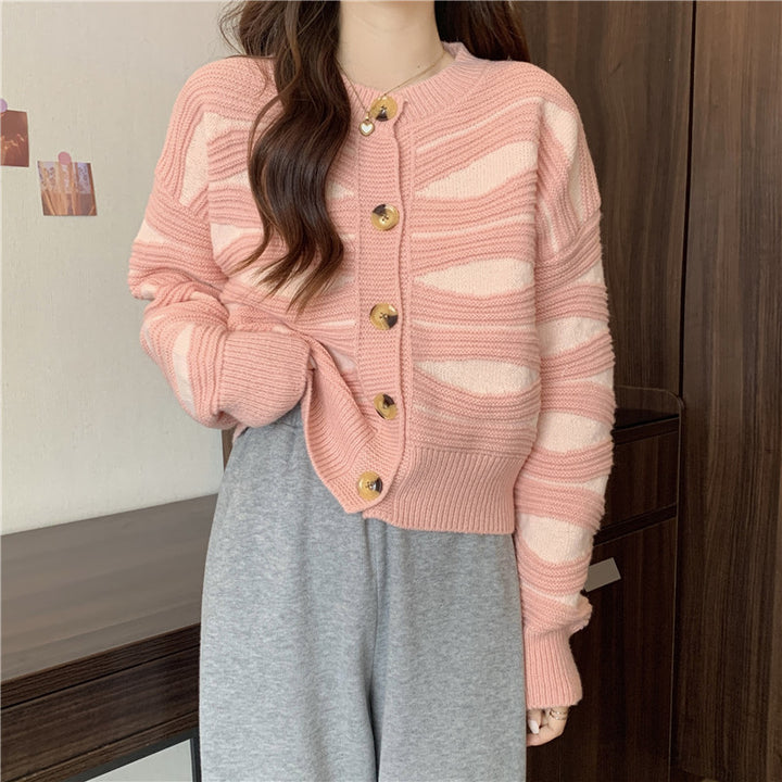 Damen Strickjacke mit einzigartigem Wellenmuster und goldenen Knöpfen Eva Jonsson-Eva Jonsson