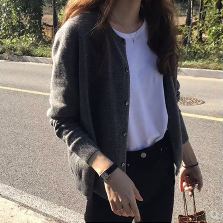 Damen Strickjacke mit feiner Textur und eleganten Knopfdetails Mirla-Eva Jonsson