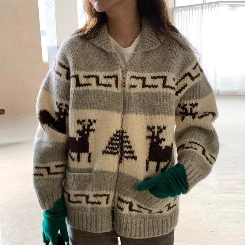 Damen Strickjacke mit festlichem Rentier-Motiv und praktischen Taschen Mirla-Eva Jonsson