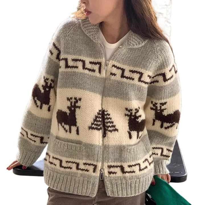 Damen Strickjacke mit festlichem Rentier-Motiv und praktischen Taschen Mirla-Eva Jonsson