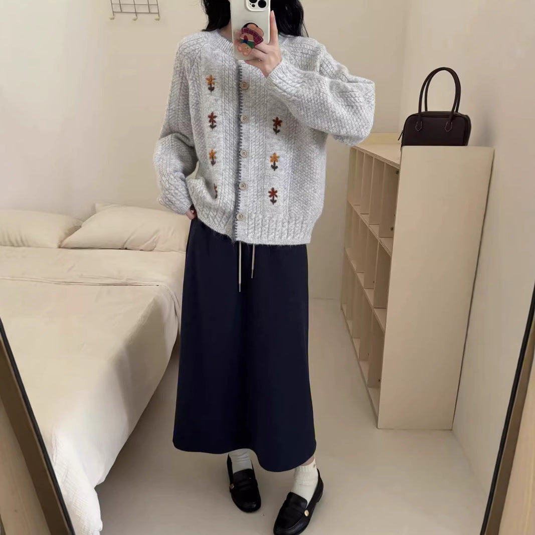Damen Strickjacke mit floralem Design und hochwertigen Knopfdetails Mirla-Eva Jonsson