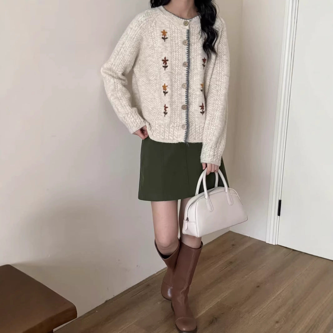 Damen Strickjacke mit floralem Design und hochwertigen Knopfdetails Mirla-Eva Jonsson