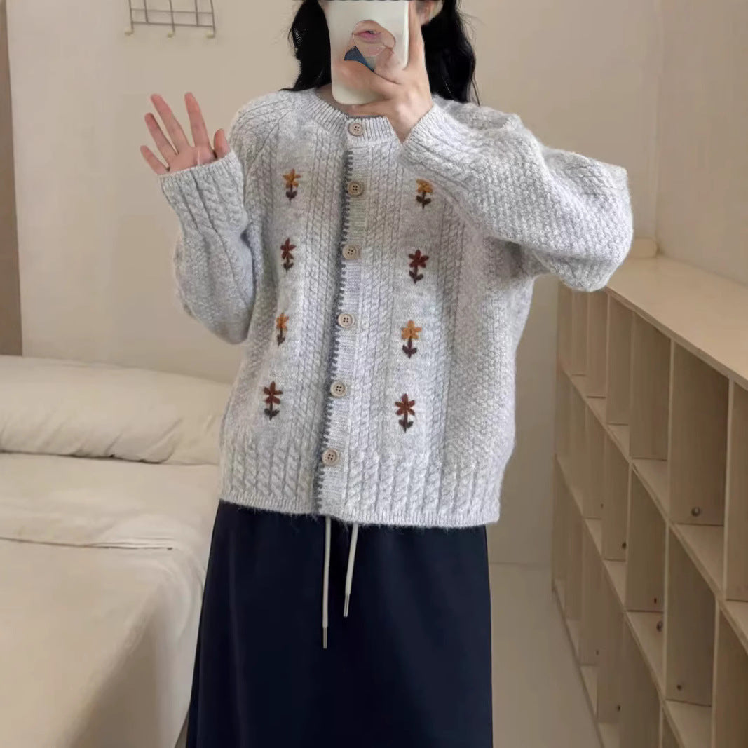 Damen Strickjacke mit floralem Design und hochwertigen Knopfdetails Mirla-Eva Jonsson