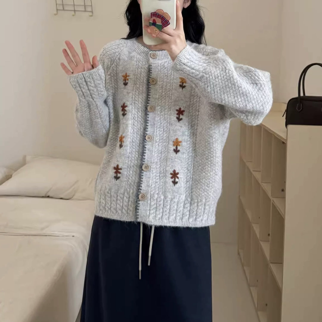 Damen Strickjacke mit floralem Design und hochwertigen Knopfdetails Mirla-Eva Jonsson