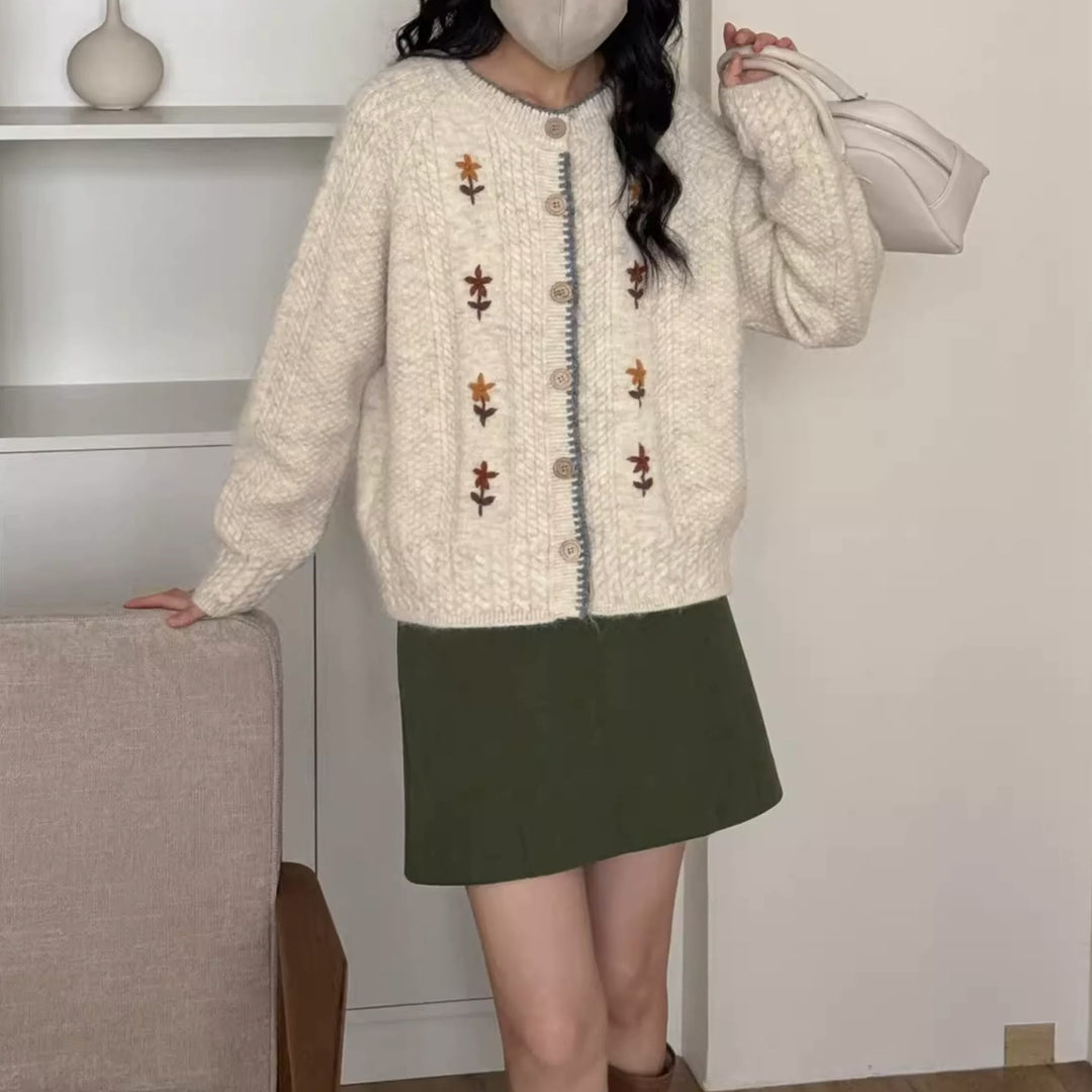 Damen Strickjacke mit floralem Design und hochwertigen Knopfdetails Mirla-Eva Jonsson