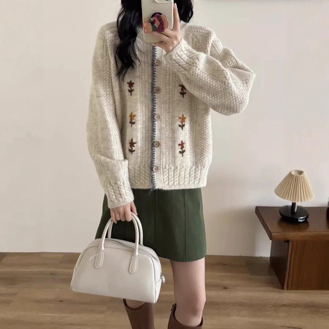 Damen Strickjacke mit floralem Design und hochwertigen Knopfdetails Mirla-Eva Jonsson