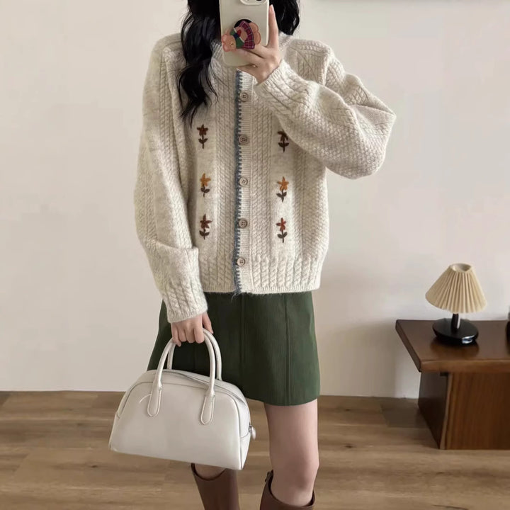 Damen Strickjacke mit floralem Design und hochwertigen Knopfdetails Mirla-Eva Jonsson