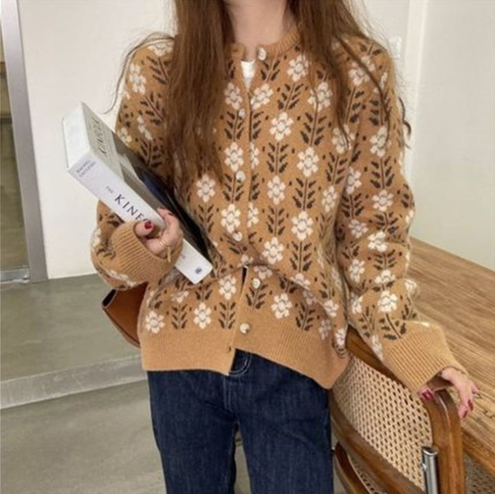 Damen Strickjacke mit floralem Muster und Knopfdetail Mirla-Eva Jonsson