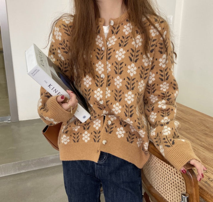 Damen Strickjacke mit floralem Muster und Knopfdetail Mirla-Eva Jonsson