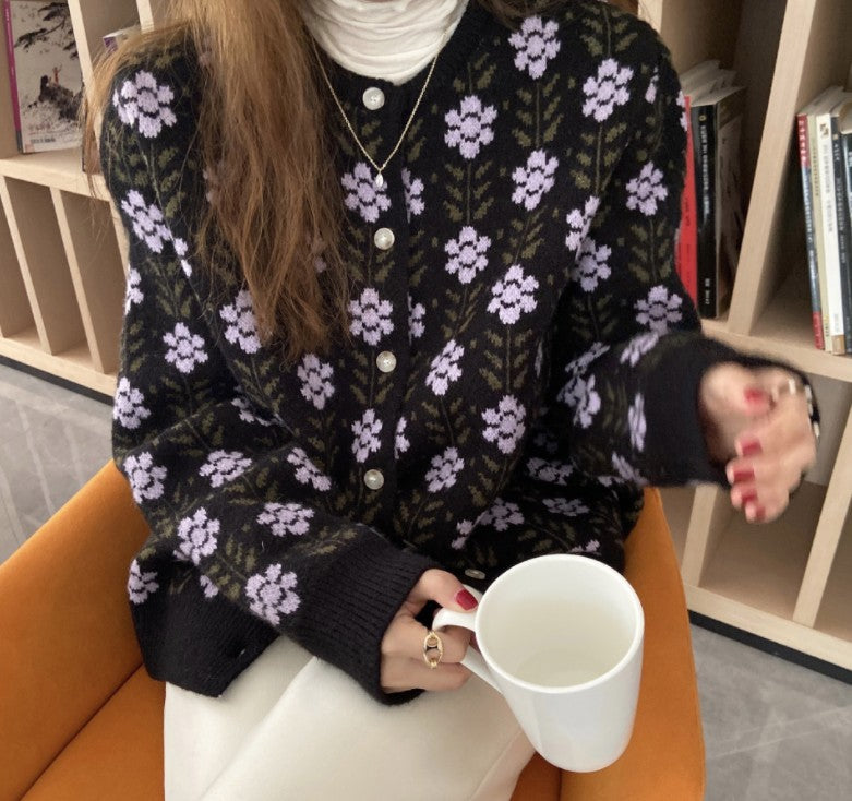 Damen Strickjacke mit floralem Muster und Knopfdetail Mirla-Eva Jonsson