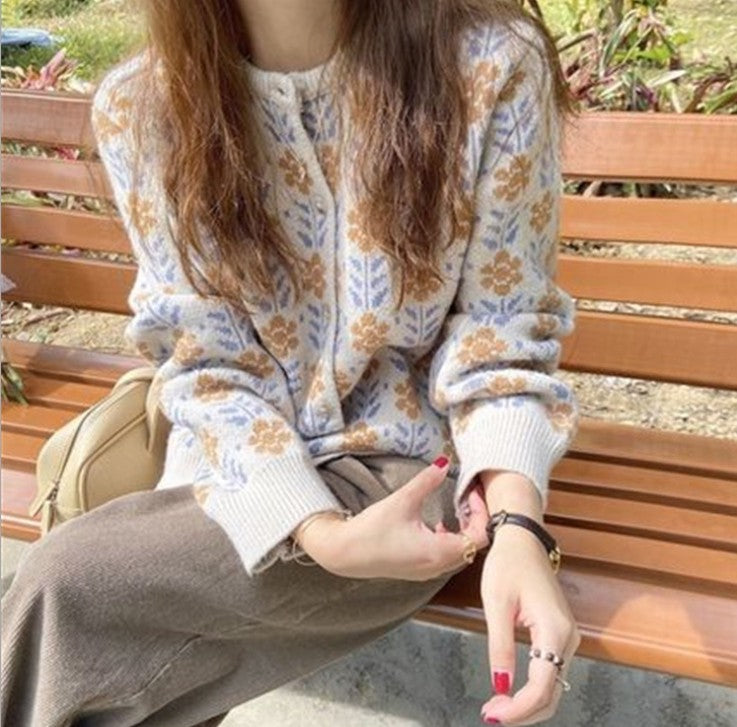 Damen Strickjacke mit floralem Muster und Knopfdetail Mirla-Eva Jonsson