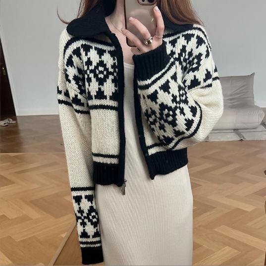 Damen Strickjacke mit floralem Muster und hohen Kragen Mirla-Eva Jonsson