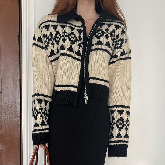 Damen Strickjacke mit floralem Muster und hohen Kragen Mirla-Eva Jonsson