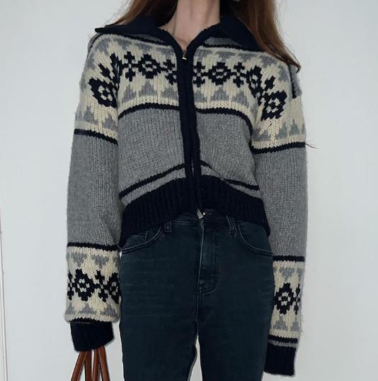 Damen Strickjacke mit floralem Muster und hohen Kragen Mirla-Eva Jonsson
