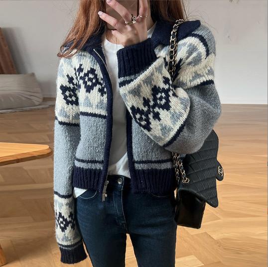 Damen Strickjacke mit floralem Muster und hohen Kragen Mirla-Eva Jonsson