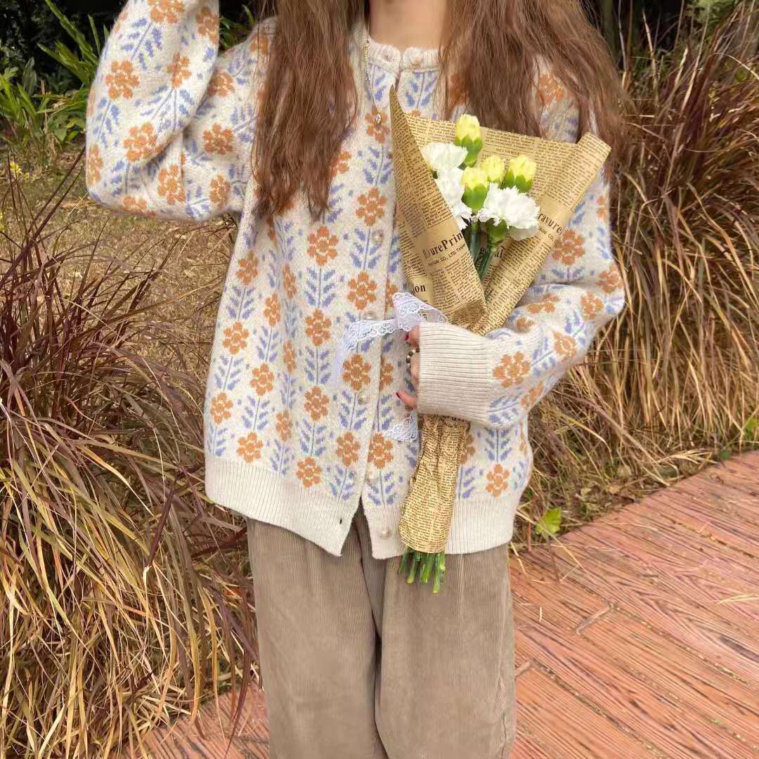 Damen Strickjacke mit floralen Muster und Knöpfen Mirla-Eva Jonsson