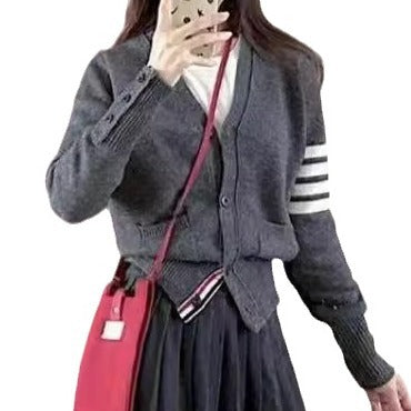 Damen Strickjacke mit hohen Taschen und grafischen Akzenten Mirla-Eva Jonsson