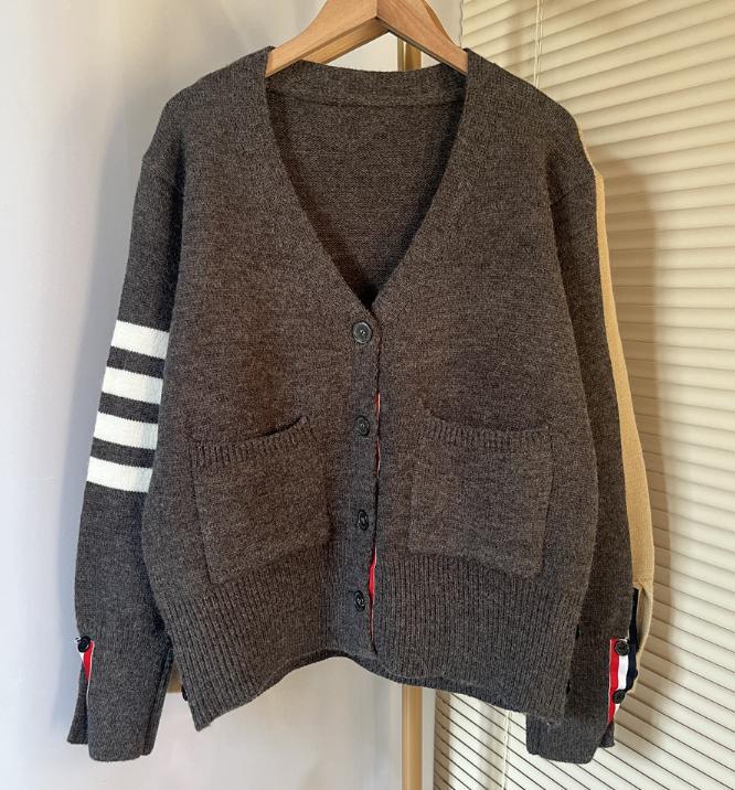 Damen Strickjacke mit hohen Taschen und grafischen Akzenten Mirla-Eva Jonsson