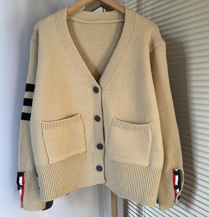 Damen Strickjacke mit hohen Taschen und grafischen Akzenten Mirla-Eva Jonsson