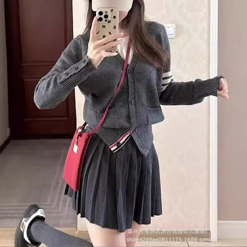 Damen Strickjacke mit hohen Taschen und grafischen Akzenten Mirla-Eva Jonsson