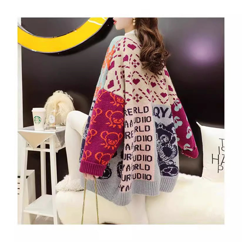 Damen Strickjacke mit lebhaftem Motiv und praktischen Knopfdetails Mirla-Eva Jonsson