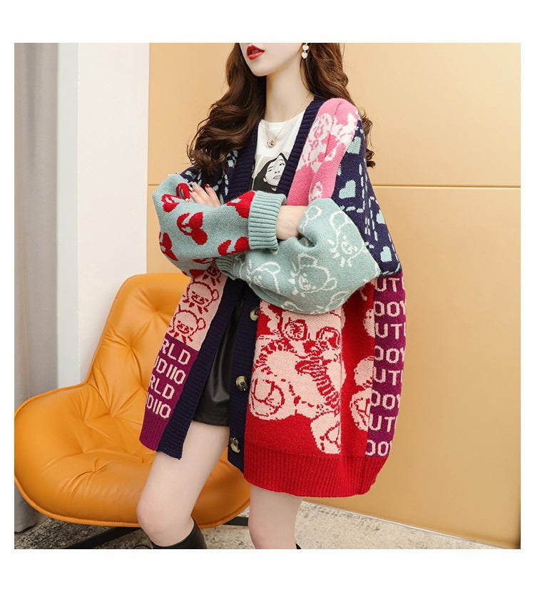 Damen Strickjacke mit lebhaftem Motiv und praktischen Knopfdetails Mirla-Eva Jonsson